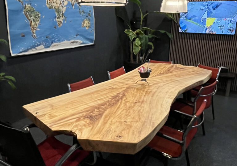 Een tafel vol verhalen - Vergadertafel op maat - Blom Houtbewerking (6)