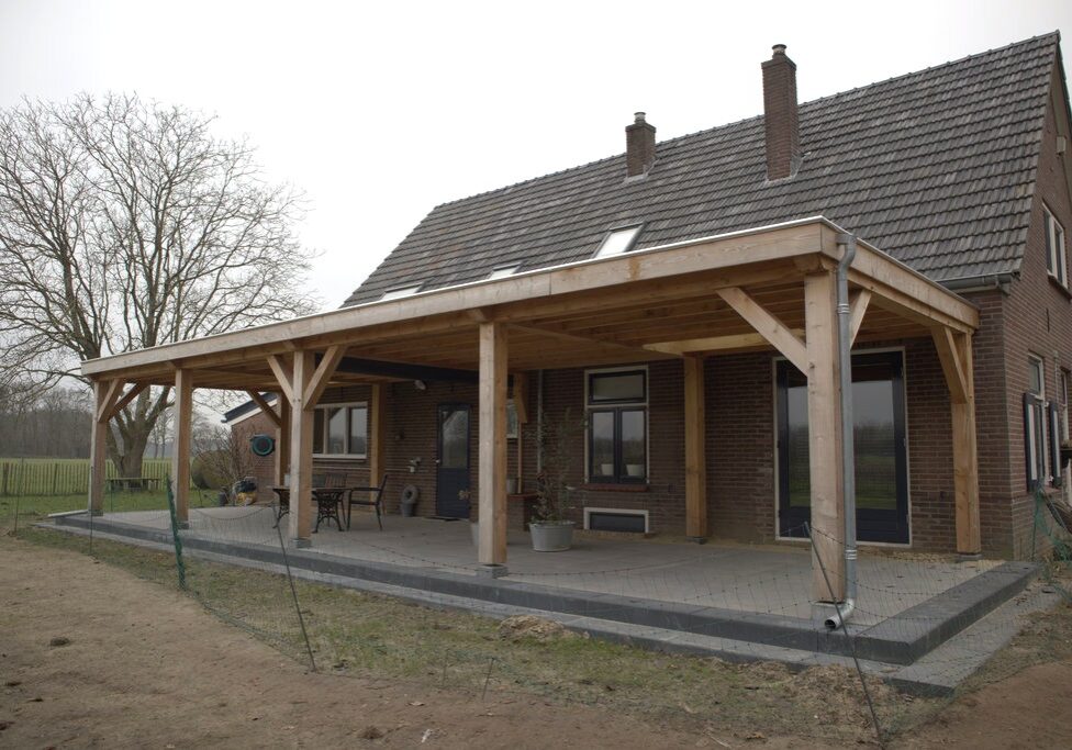 Overkapping bij boerderij en B&B - Blom Houtbewerking